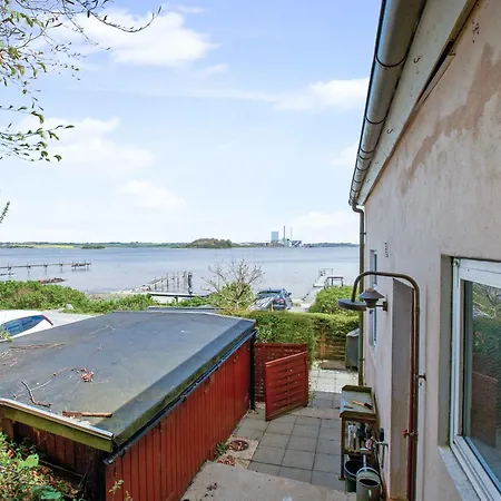 Exclusive Location At The Water's Edge Semesterbostad