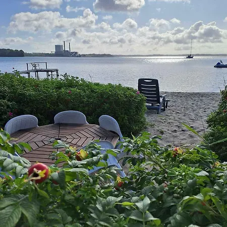 بيت للعطل Exclusive Location At The Waters Edge