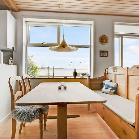 Exclusive Location At The Water's Edge Semesterbostad